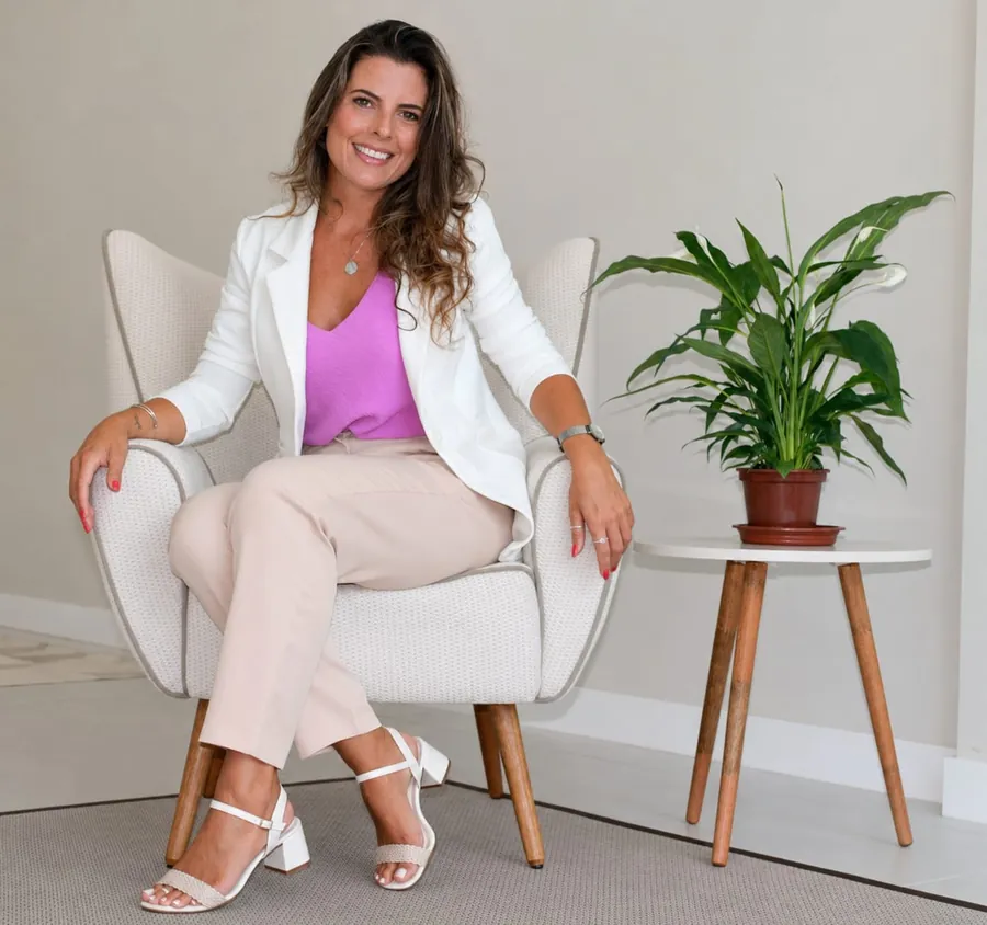 Camila Teixeira, psicóloga clínica especialista em Gestalt-terapia